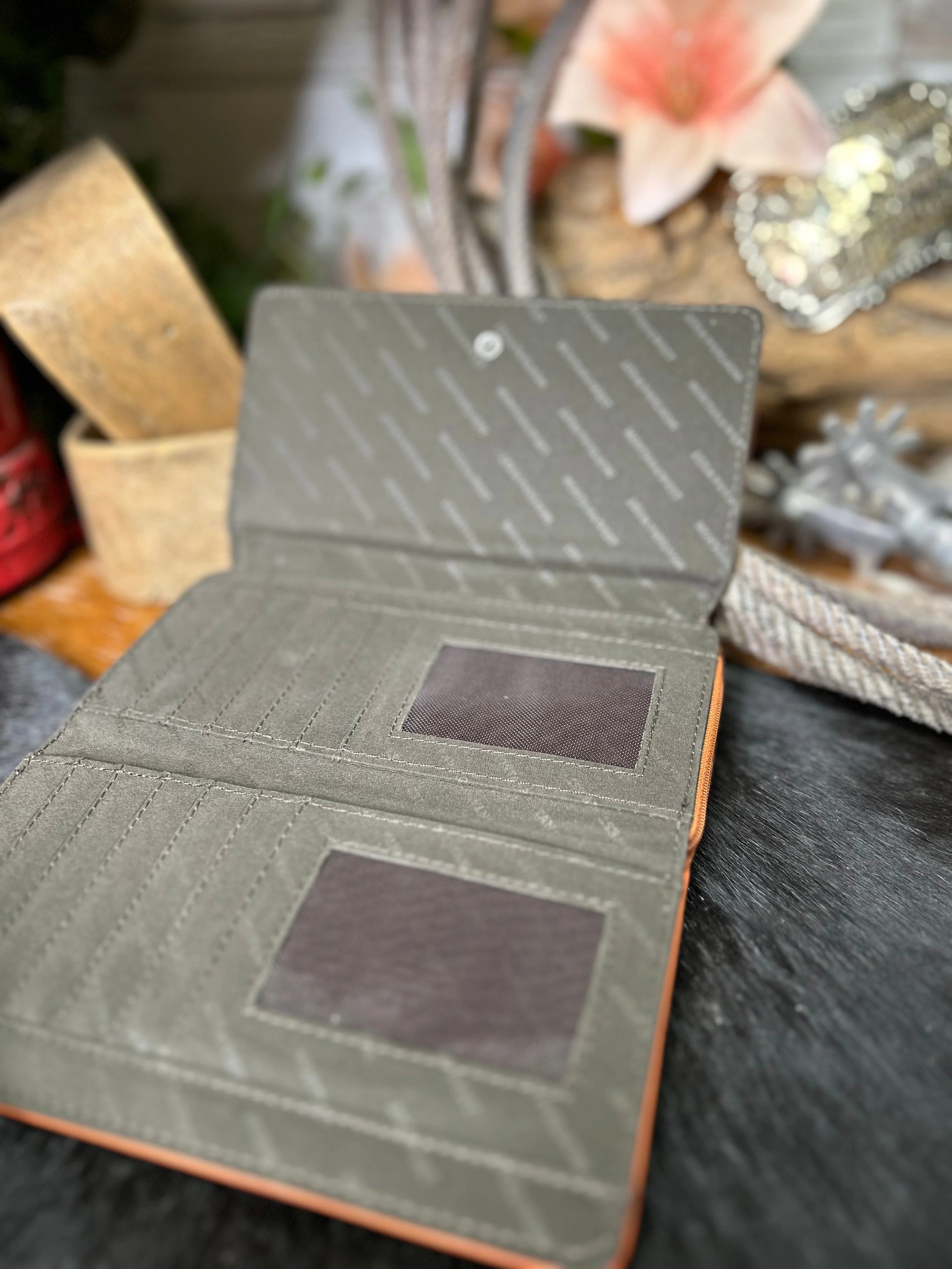 MW Cut out wallet - Orange - Image 3